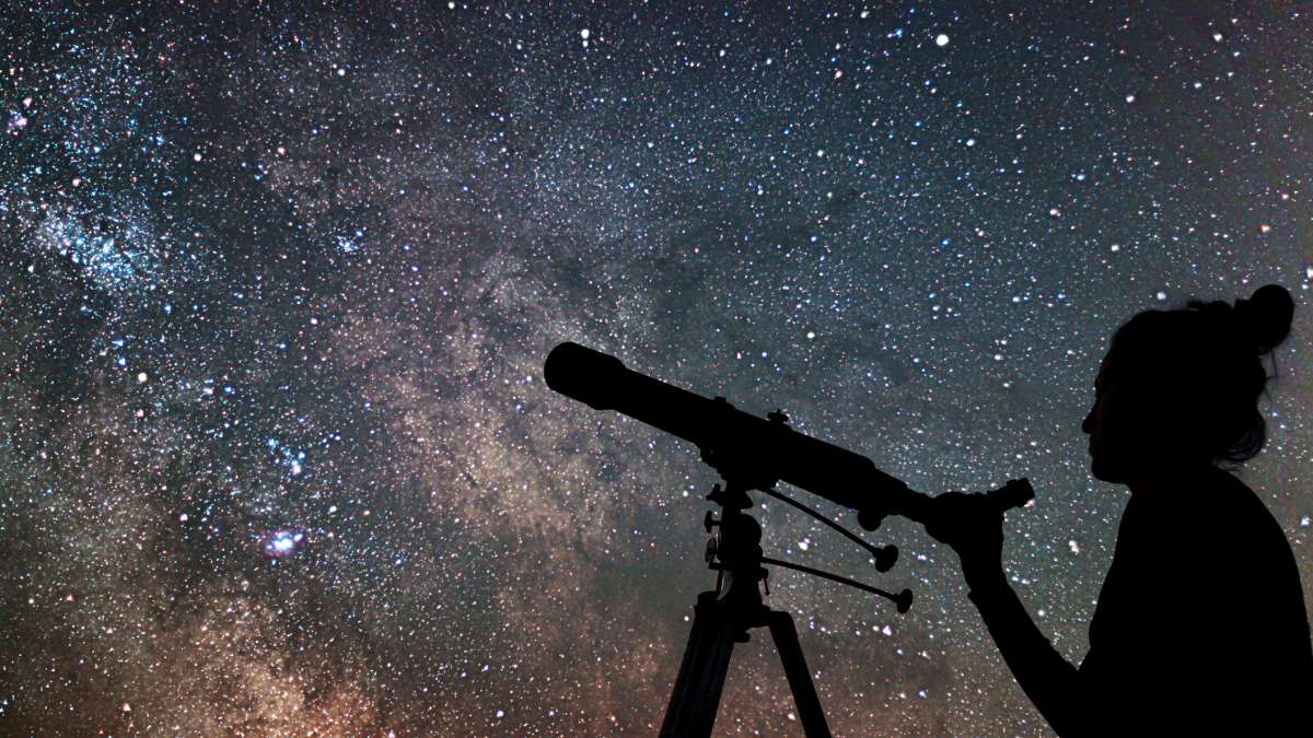 “Lost in the Cosmos: Finding Love Through Stargazing”